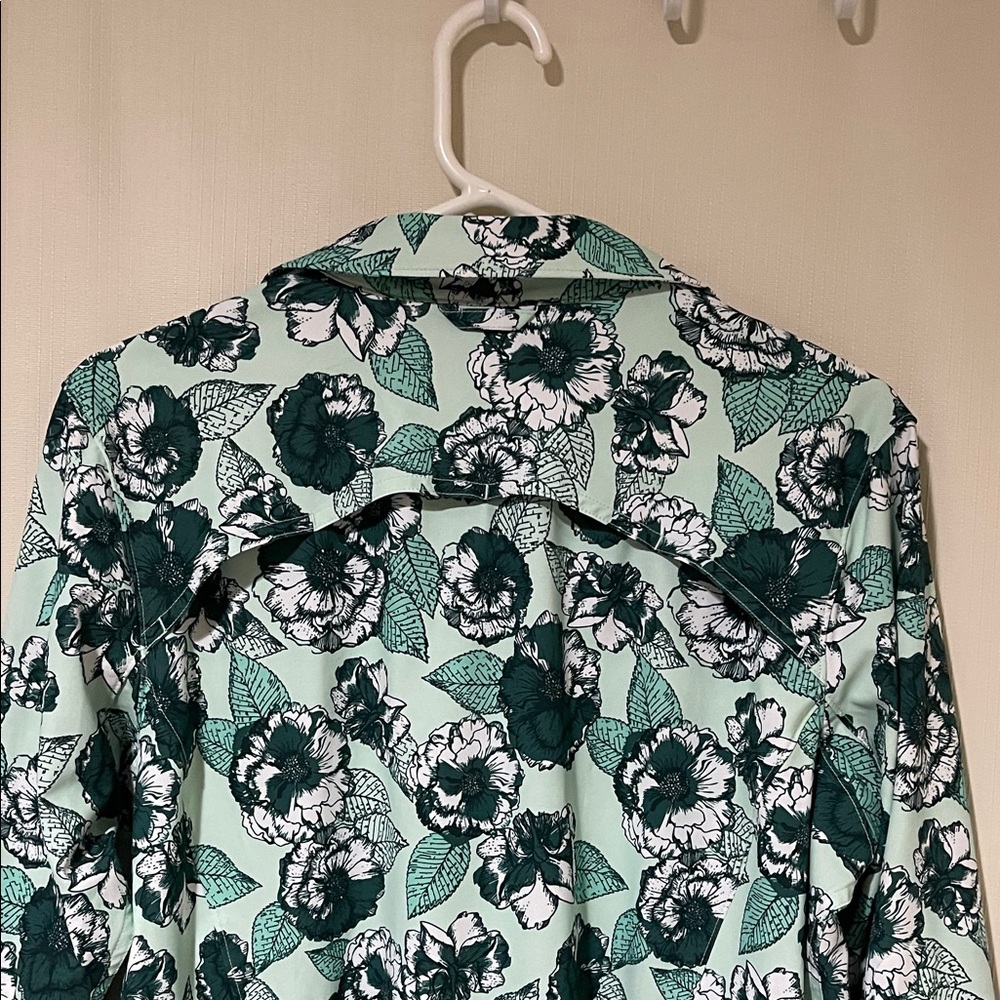NWOT Duluth Trading Co Floral Blouse - Green and Black Size Medium - Picture 10 of 12